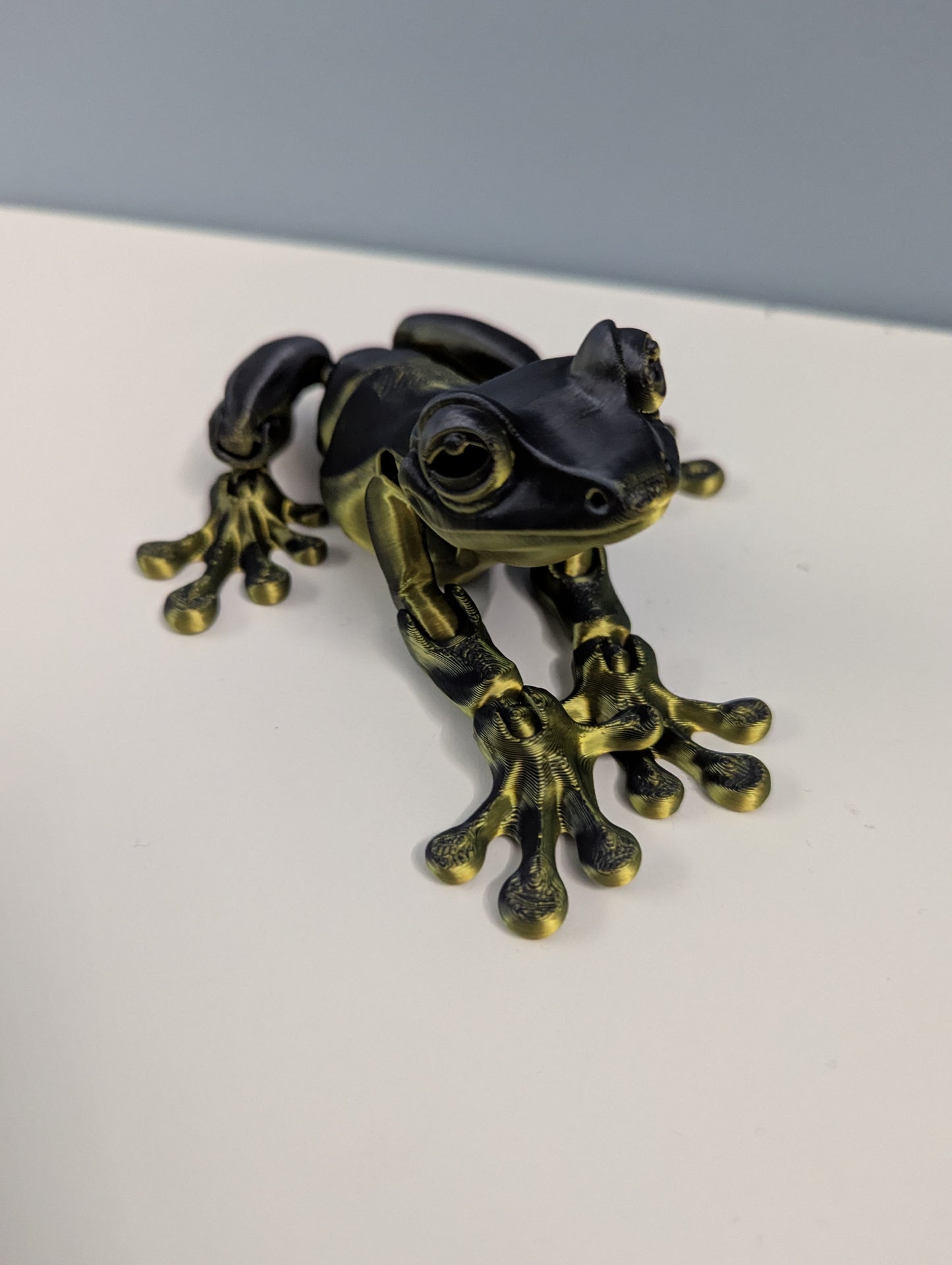 Articulated Frog with Magnets- by MatMire Makes