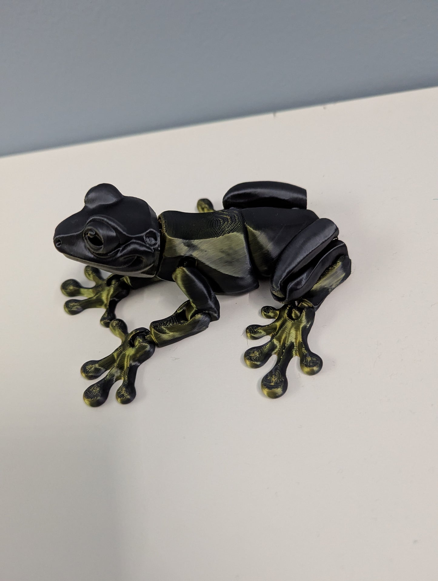 Articulated Frog with Magnets- by MatMire Makes